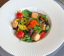 Салат с копченым лососем