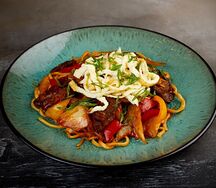 Жареный лагман с омлетом