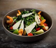 Руккола с креветками и авокадо