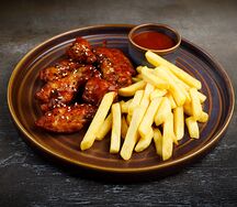 Крылья в соусе барбекю с картофелем фри