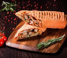 Шаурма куриная в сырном лаваше