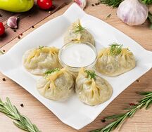 Манты со сметаной