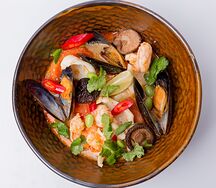 Том ям с морепродуктами