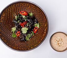 Древесные грибы муэры с арахисовым соусом
