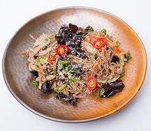 Лапша вок с говядиной, соусом тонкацу, овощами и грибами муэр