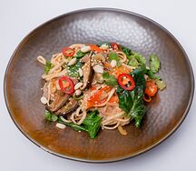 Лапша вок по-сычуаньски со свининой и овощами