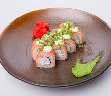 Ролл с креветкой и копченым лососем