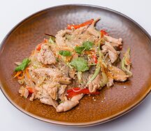 Лапша вок с тигровой креветкой, кальмаром, кокосовым чили и овощами