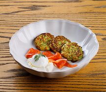 Кабачковые оладьи с лососем, сырным кремом и яйцом пашот