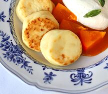 Сырники из рикотты с хурмойи сметанным кремом