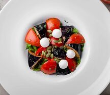 Салат с хрустящими баклажанами и сыром креметте