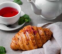 Круассан с малиной