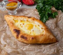 Хачапури по-аджарски с копчёным сыром