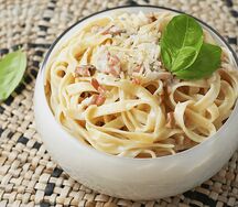 Паста с копченой курицей и грибами