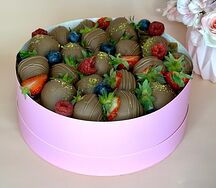 Клубника в шоколаде в круглой коробке