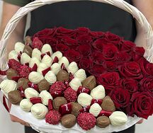 Корзина с клубникой в шоколаде и цветами
