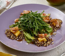 Салат с креветками, рукколой и киноа с апельсиновым соусом