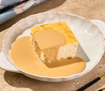 Творожная запеканка с изюмом, курагой и соусом из вареной сгущенки