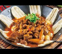 11. Тушенная курица в железной кастрюле 