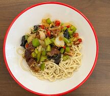 Лапша с жаренной на сильном огне свиной кишкой