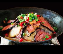 Жареное вяленое мясо с острым перцем