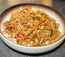 Жареная лапша с овощами