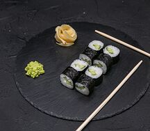 Классический ролл с огурцом