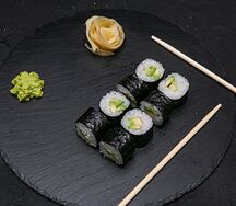 Классический ролл с авокадо