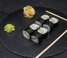 Классический ролл с огурцом
