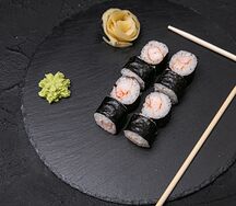 Классический ролл с креветкой