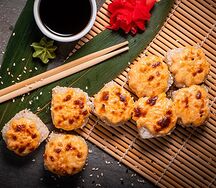 Запеченный ролл с крабом