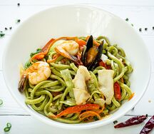 Шпинатная лапша с морепродуктами