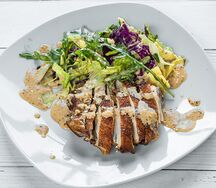 Листья салата с курицей в ореховом соусе