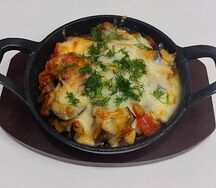 Горячая сковорода с курицей
