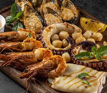 Плато морепродуктов на гриле