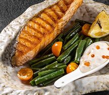 Стейк семги со стручковой фасолью и сливочно-икорным соусом