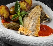 Филе форели с печеным картофелем и муссом из болгарского перца