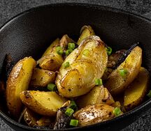 Молодой картофель, жаренный с грибами и луком