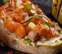 Брускетты с тартаром из лосося и сливочным песто