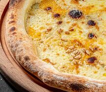 Пицца Четыре сыра с кедровым орехом