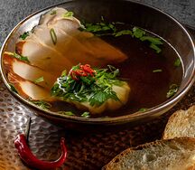 Бульон с копченой курицей и яйцом пашот