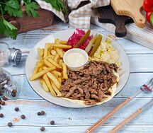 Шаурма на тарелке мясная