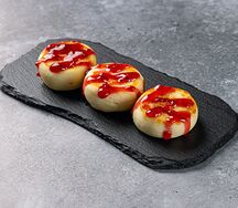 Фирменные сырники с малиновым вареньем