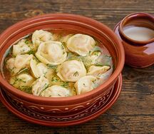 Пельмени с мясом и куриным бульоном