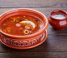 Наваристая мясная солянка