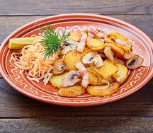 Картофель, жаренный с грибами и кочпеной грудинкой