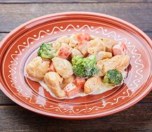 Нежные кусочки курицы в сливочном соусе