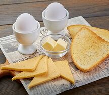 Яйца отварные с сыром и со сливочным маслом