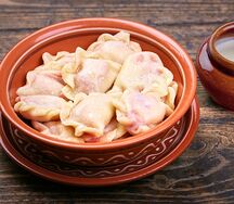 Фирменные вареники с клубникой