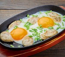 Яичница жареная с куриной колбасой